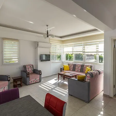 Das Familienfreundliche Maisonette Nese Mit Direktem Zugang Zum Pool 公寓