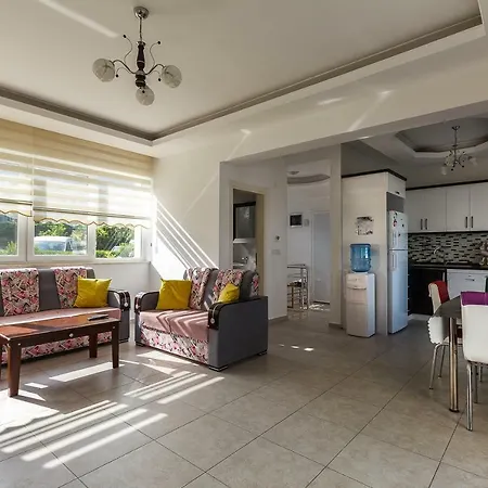 Das Familienfreundliche Maisonette Nese Mit Direktem Zugang Zum Pool 公寓 *