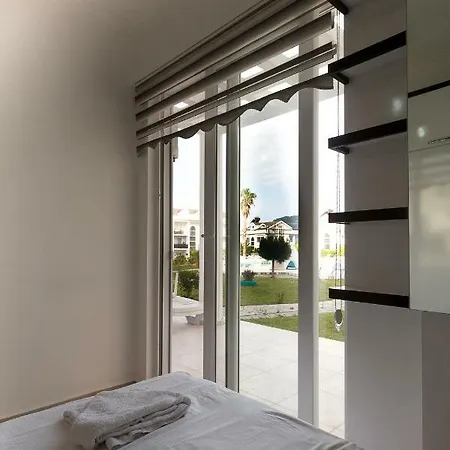 Das Familienfreundliche Maisonette Nese Mit Direktem Zugang Zum Pool
