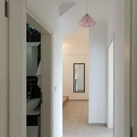 公寓 Das Familienfreundliche Maisonette Nese Mit Direktem Zugang Zum Pool *