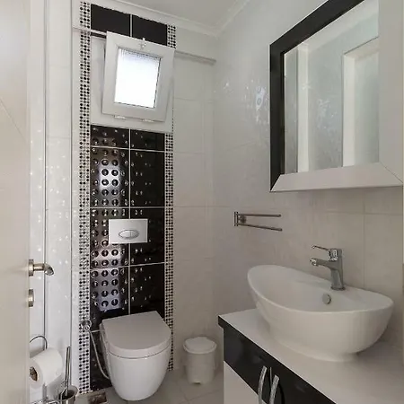 公寓 Das Familienfreundliche Maisonette Nese Mit Direktem Zugang Zum Pool *
