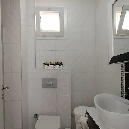 Das Familienfreundliche Maisonette Nese Mit Direktem Zugang Zum Pool 公寓