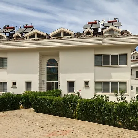 公寓 Das Familienfreundliche Maisonette Nese Mit Direktem Zugang Zum Pool