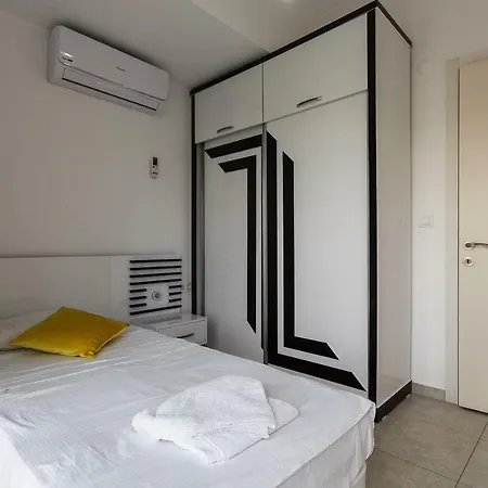 Das Familienfreundliche Maisonette Nese Mit Direktem Zugang Zum Pool *