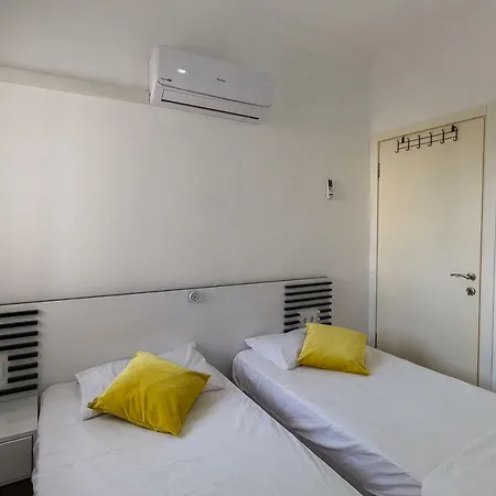 Apartment Das Familienfreundliche Maisonette Nese Mit Direktem Zugang Zum Pool
