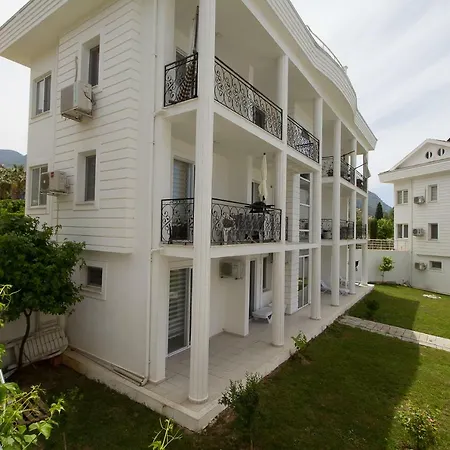 Apartment Das Familienfreundliche Maisonette Nese Mit Direktem Zugang Zum Pool *