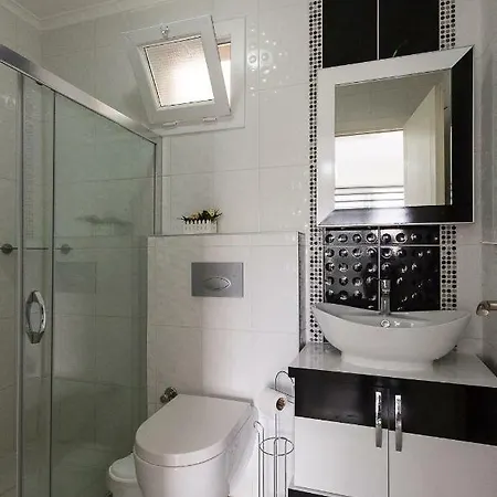 Das Familienfreundliche Maisonette Nese Mit Direktem Zugang Zum Pool *